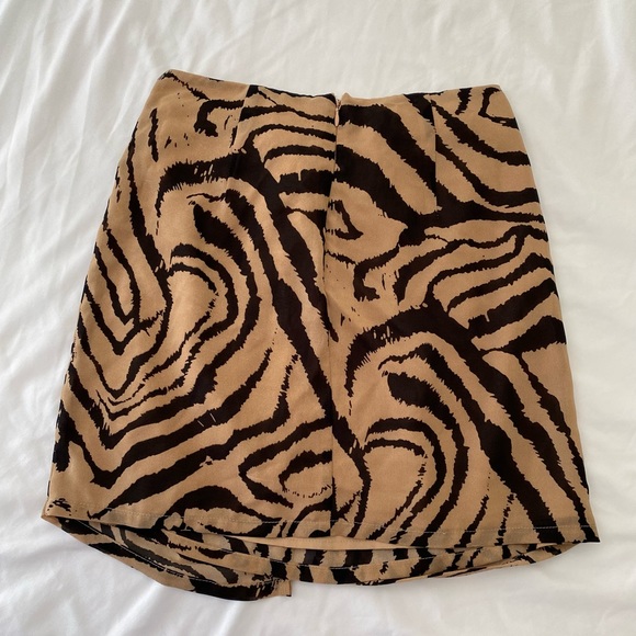 Superdown Tiger Print Wrap Skirt// SMALL - Picture 4 of 5